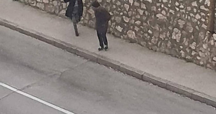 Žena iz Dalmacije oduševila je internet načinom na koji koristi kišobran