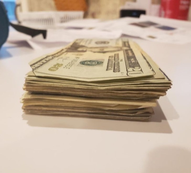 9. Mama mu je poklonila novac koji je pronašla u njegovim džepovima prije pranja hlača.