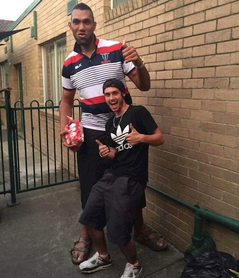 17. Upoznao sam tipa koji je visok 2, 4 metra