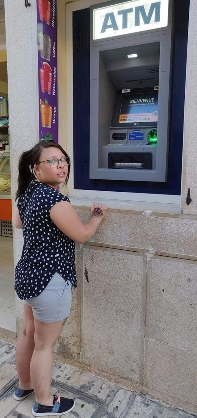 "Moja niska djevojka pokušava koristiti bankomat."