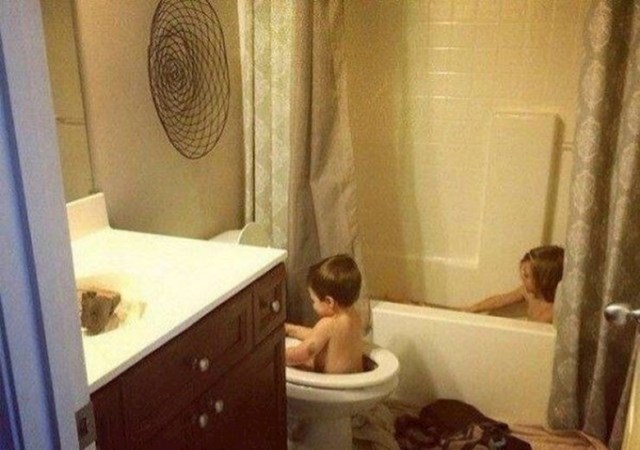 3. Zašto bi se kupao sa sestrom kad može imadi mini "kadu" samo za sebe?!😁