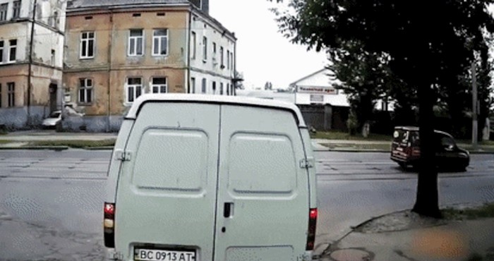 Nadzorna kamera snimila je urnebesan fail ovog smotanog pješaka