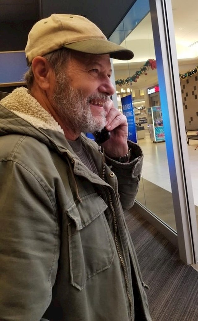 2. "Moj tata u trenutku kad je dobio prvi mobitel i uputio poziv svojem bratu. Srce mi se topi od njegovog osmijeha."
