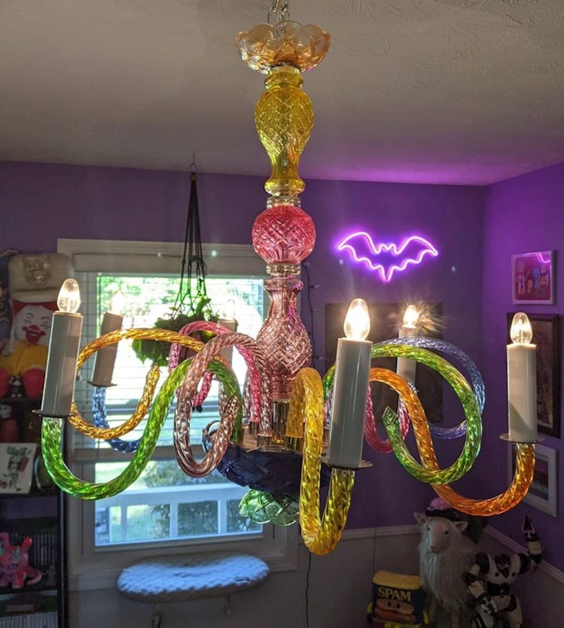 15. "Ružniji luster u životu nisam vidjela, ali odlično se uklopio u moj stan."