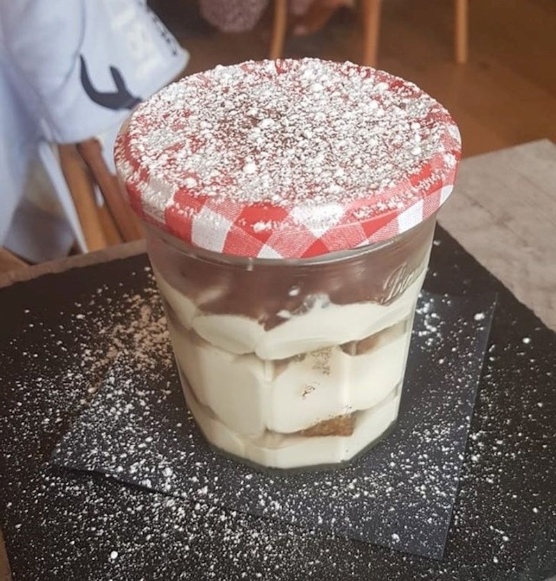 6. Netko je naručio tiramisu u Irskoj. Dobio ga je u staklenci posutoj šećerom.