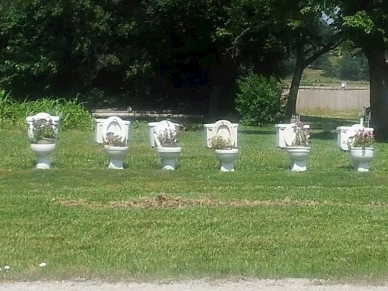 12. Neobične tegle za cvijeće...😆