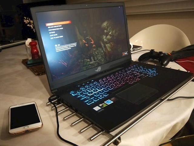4. Jedna mama dok gejma koristi podmetač za vruće posuđe da spriječi laptop od pregrijavanja