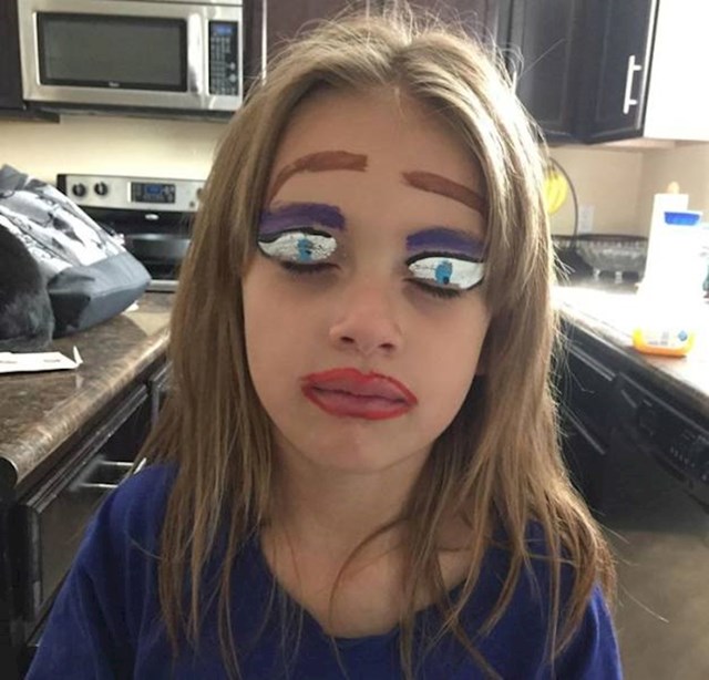 14. Odvela sam kći na oslikavanje lica. Trebala je biti Elsa. Napomena - ovo je radila odrasla osoba, navodni profesionalac!😡