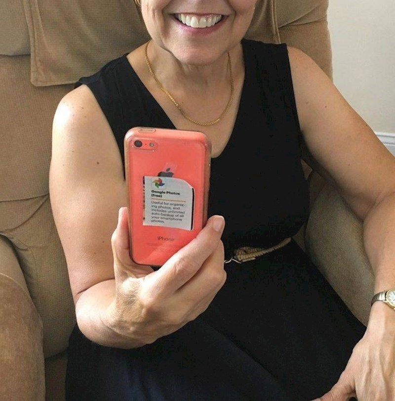 5. Našla je članak u novinama o aplikaciji koju želi skinuti. Umjesto da ga fotografira, ona ga je izrezala i zalijepila na mobitel🤣