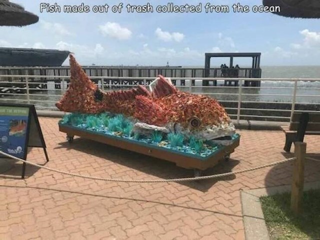 11. Skulptura ribe napravljena od smeća prikupljenog u oceanu