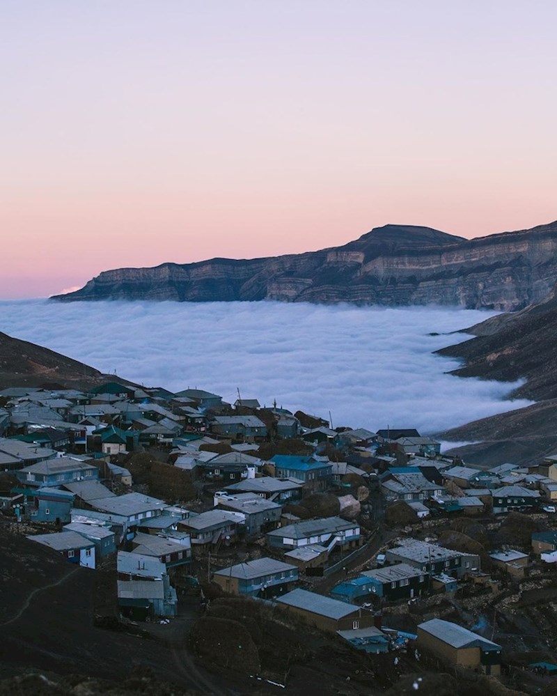7. Planinsko selo Kurush u Dagestanu prostire se od 2.480 metara pa do 2.560 metara nadmorske visine, tako da mještani umjesto mora imaju oblake.