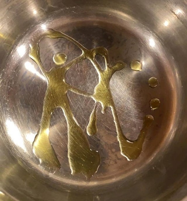 10. Maslinovo ulje u loncu izgleda kao apstraktna slika para koji pleše