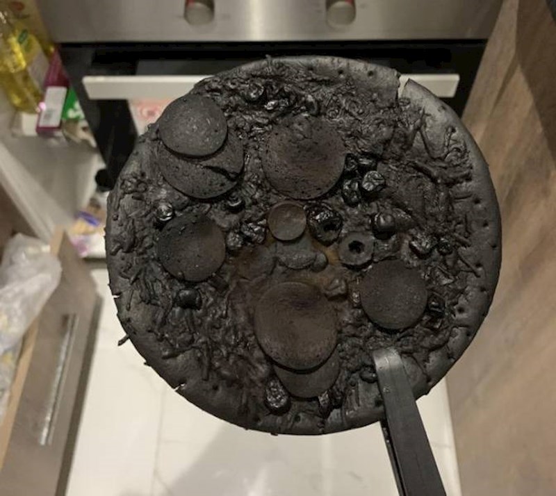 7. Ovaj specijalac zaboravio je pizzu u pećnici...preko godinu dana!😫