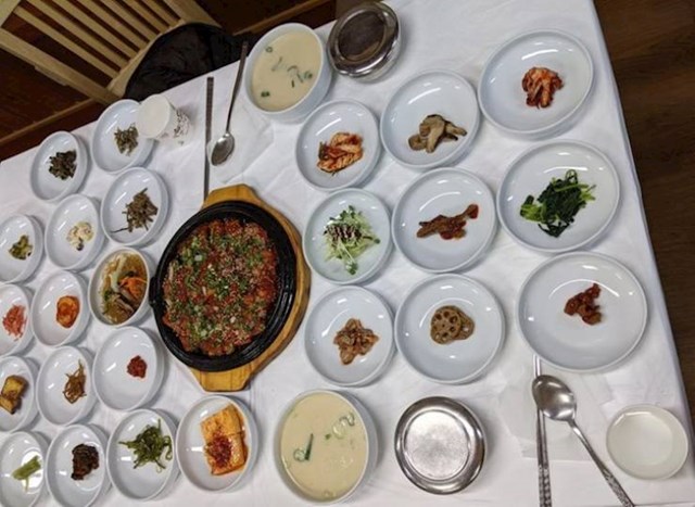 12. Jedan tipični koreanski objed