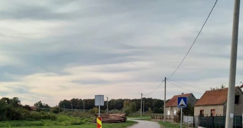 Društvenim mrežama kruži fotka ležećeg policajaca iz Strizivojne, odmah ćete vidjeti zašto je hit