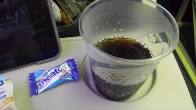 5. U avionu su poslužili ljudima Coca Colu i Mentos bombone...mogli su im tako dati i napunjene pištolje.