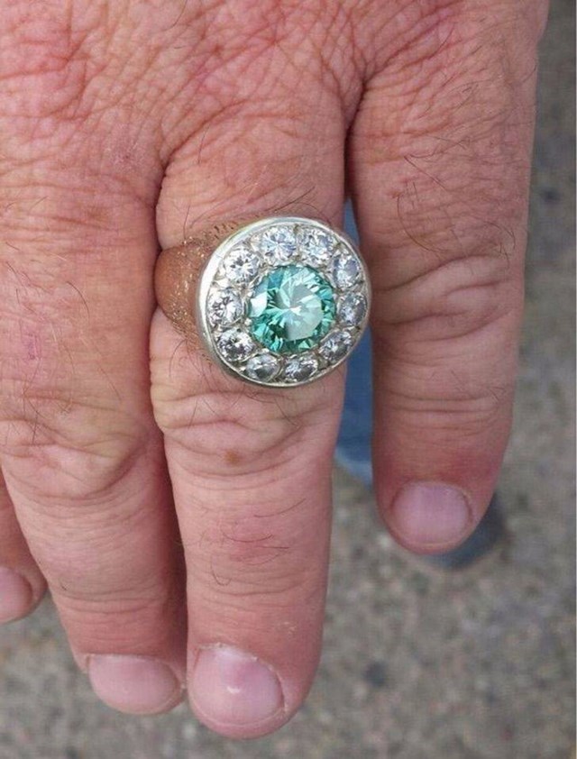 10. "Moj šef svaki dan na ruci nosi dijamantni prsten vrijedan 50 tisuća dolara."