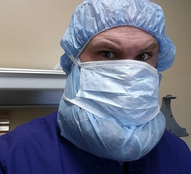 1. Jedva je utrpao bradu u zaštitnu masku kako bi posjetio svoju suprugu i novorođenu kćerku.