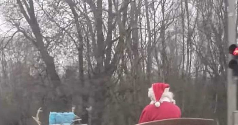 Nesvakidašnji prizor iz Poljske nasmijao je tisuće, morate vidjeti što vuče saonice ovog djedice