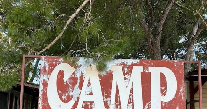 Netko je dopisao jedno slovo na tablu s imenom kampa u Žaboriću, rezultat je presmiješan
