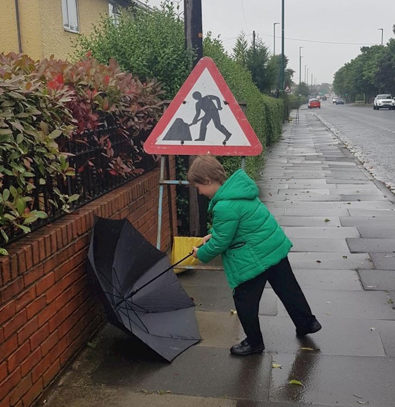 5. Doslovno je shvatio ovaj znak iza njega...😂