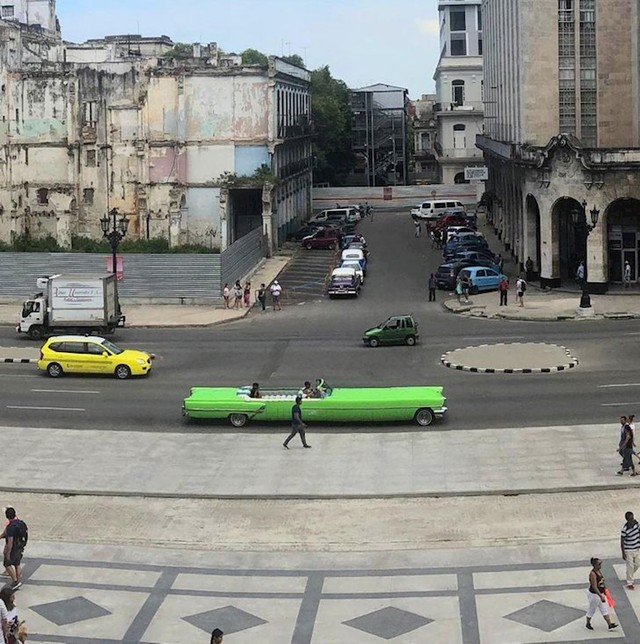 "Okinuo sam panoramsku fotku u trenutku kad je prolazio ovaj cool auto. Baš mi se sviđa rezultat."