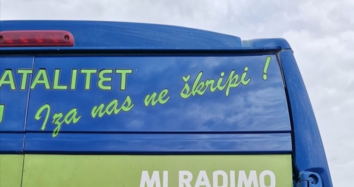 Stolar je natpisom na svojem vozilu oduševio ekipu na društvenim mrežama, morate vidjeti ovaj hit