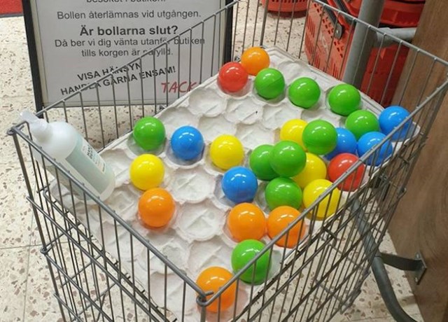 17. Kad ulazite u ovaj supermarket u Švedskoj, morate uzeti lopticu. Tako osoblje zna koliko se ljudi nalazi unutra.