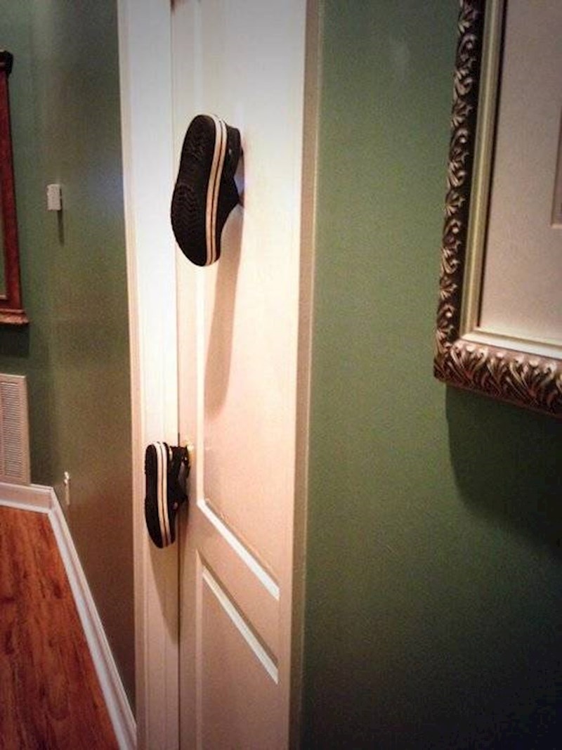 5. Rekla sam sinu da ostavi cipele ispred vrata. Tehnički, poslušao me.