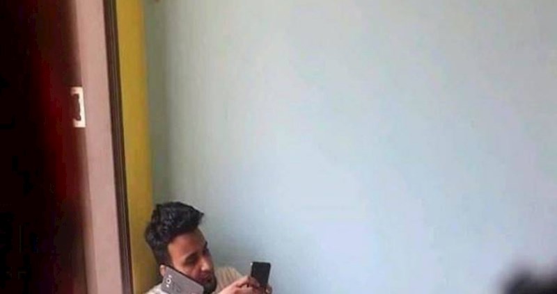 Lik je pronašao neobičnu pozu u kojoj istovremeno može razgovarati i tipkati