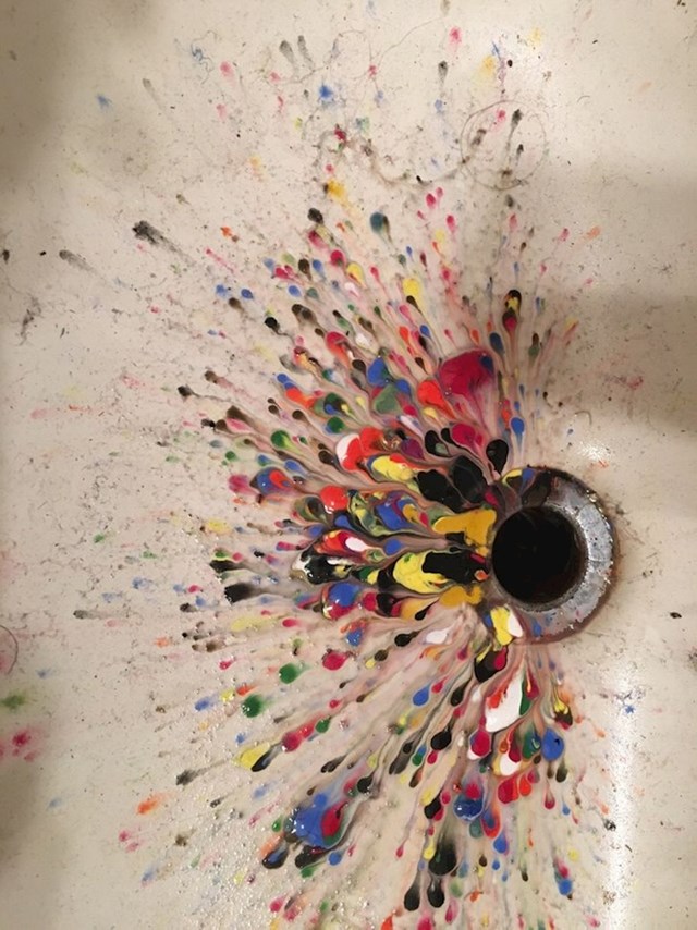 17. "Moja kći prolila je akrilne boje u umivaonik i to je ispalo nevjerojatno odlično!"
