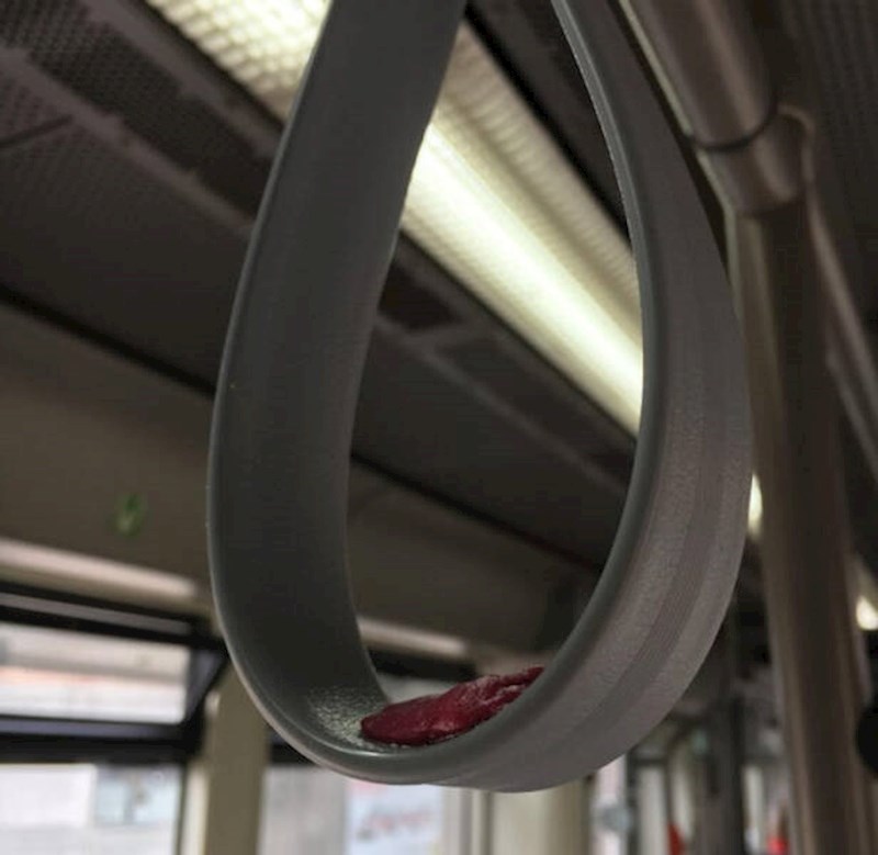 8. Zgrabila je rukohvat na kojem je netko zalijepio žvaku