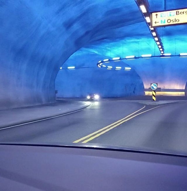 2. U Norveškoj postoji tunel unutar kojeg se nalazi kružni tok