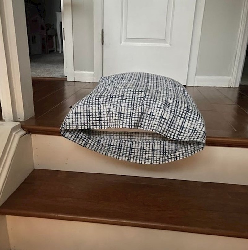 14. Mama mu je rekla da odnese jastuk na kat (misleći u spavaću sobu, na krevet)