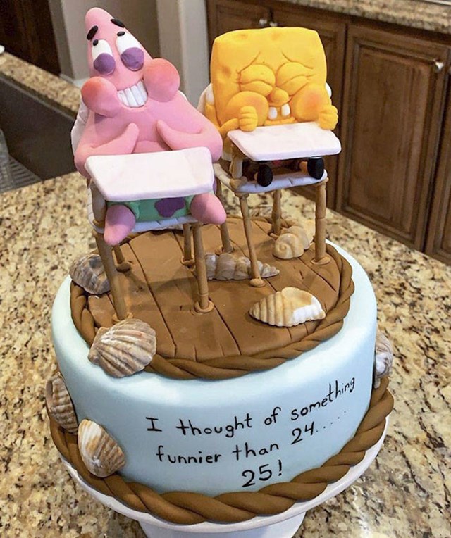 6. Njezin suprug je slastičar i napravio joj je ovu genijalnu tortu s njezinim najdražim crtanim likovima za 25. rođendan!