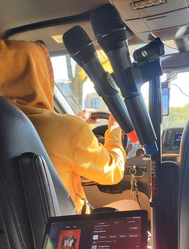 14. Taksist ima karaoke u vozilu