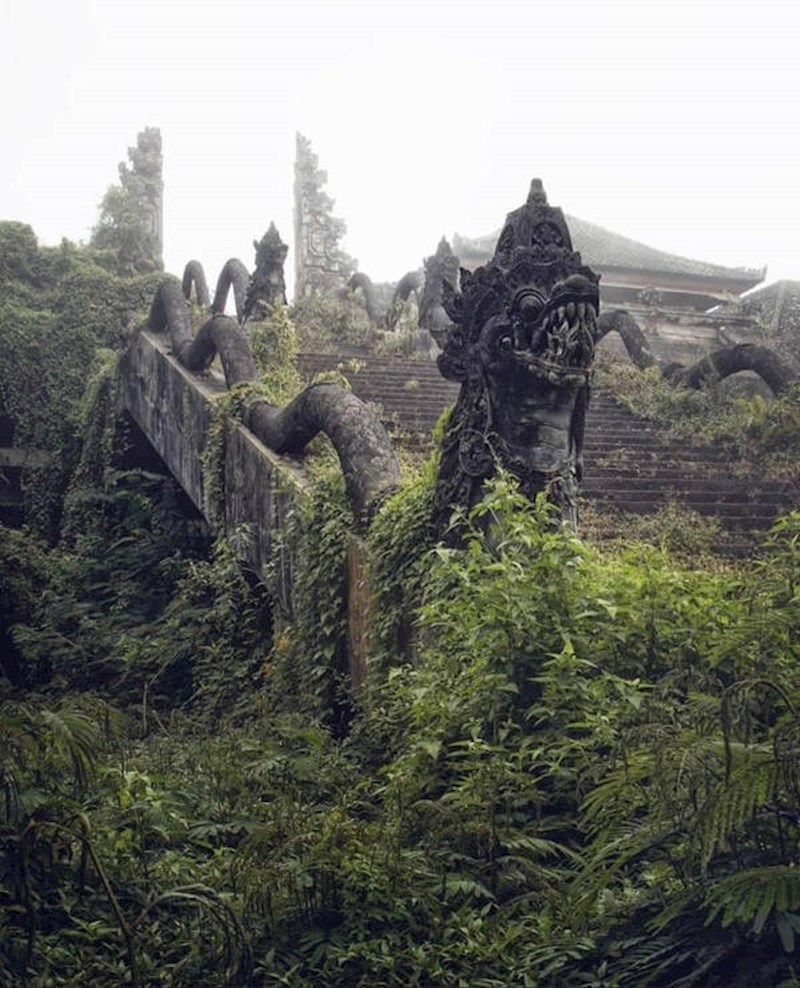 5. Stubište koje vodi do napuštenog hotela na Baliju