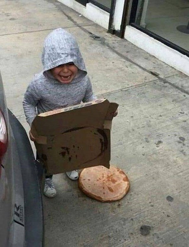4. Ispala mu je pizza, pa je briznuo u plač. To je velika tragedija.