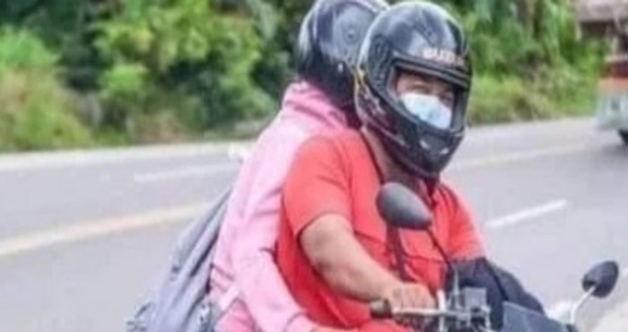 Fotka para na motoru postala je hit na društvenim mrežama, morate vidjeti za što se djevojka drži