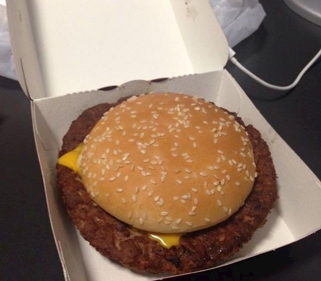 12. Ovako izgleda McDonaldsov burger u Češkoj.