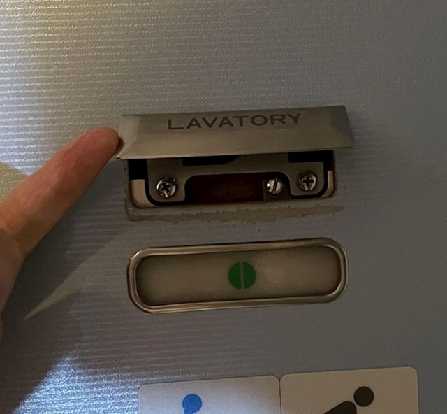 8. Ako niste znali, vrata wc-a u zrakoplovu mogu se otključati i izvana