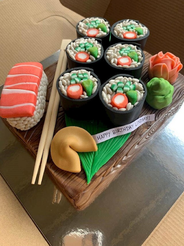 10. Moja cura i ja radimo sushi za njezin rođendan, a njezina sestra poslala nam je ovu genijalnu tortu