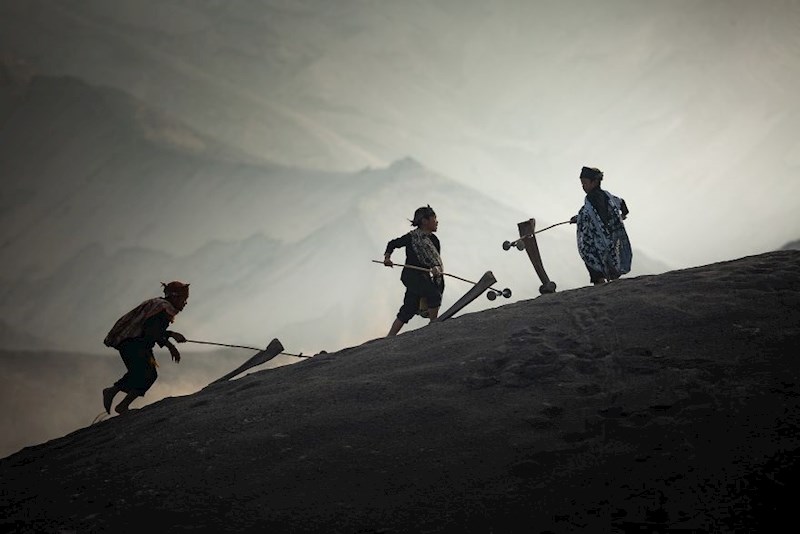 #37 "Igranje sa tradicionalnim autićem od kokosova drva";  Indonezija