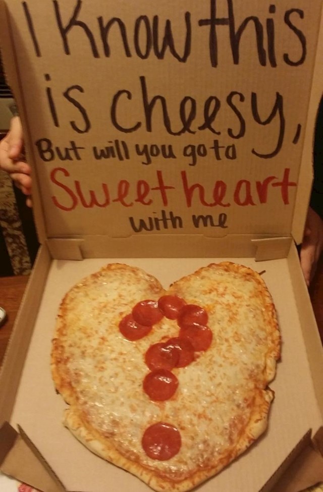 9. Jedna djevojka je ovako pozvala na ples dečka koji joj se sviđa (i koji jako voli pizzu)😄