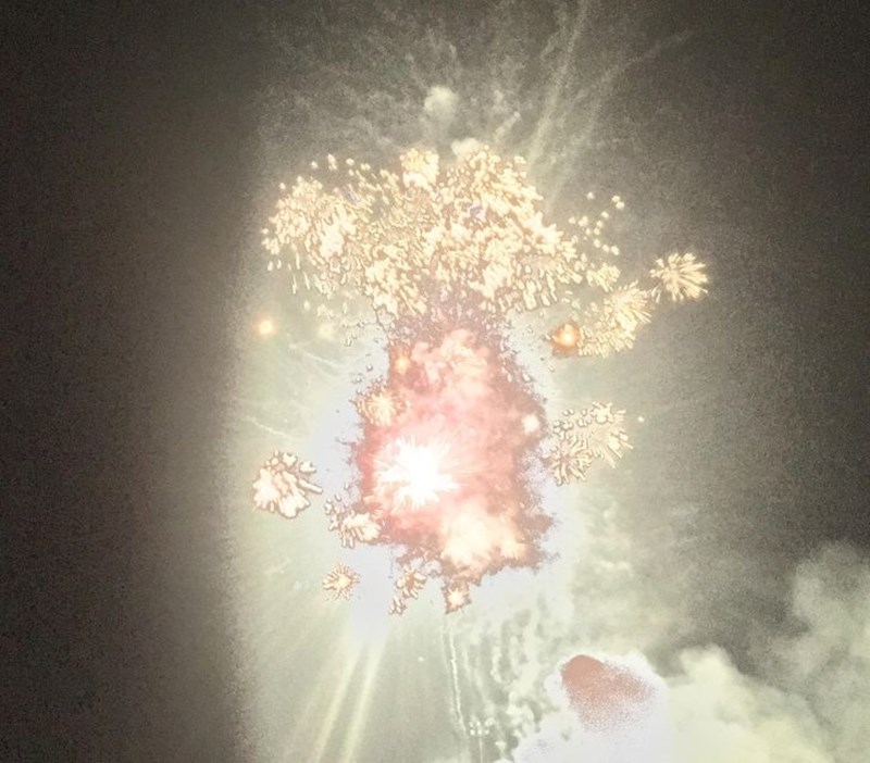 3. Fotkao je vatromet točno u trenutku eksplozije