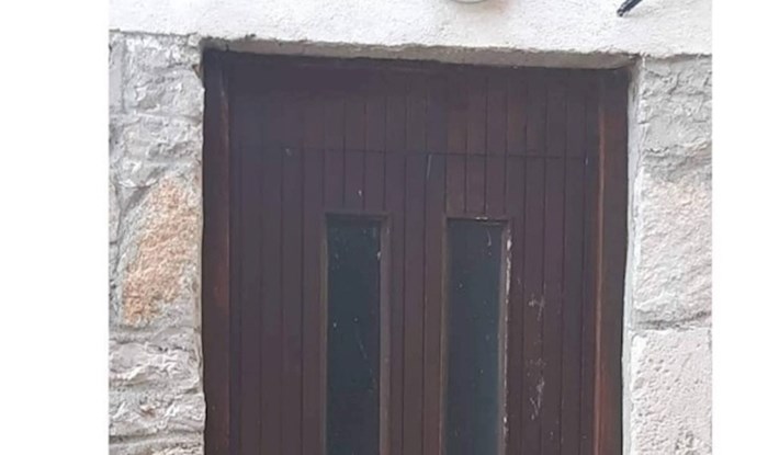 Vrata snimljena negdje u Dalmaciji nasmijala su tisuće ljudi zbog jednog malog detalja