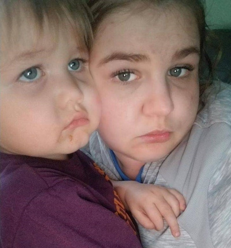 5. 35 godišnja žena pozira sa svojim sinom, izgleda kao da je nekoliko godina starija od njega