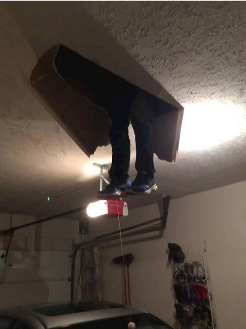 9. Sin je otišao po nešto na tavan, tata ga je ovako zatekao...