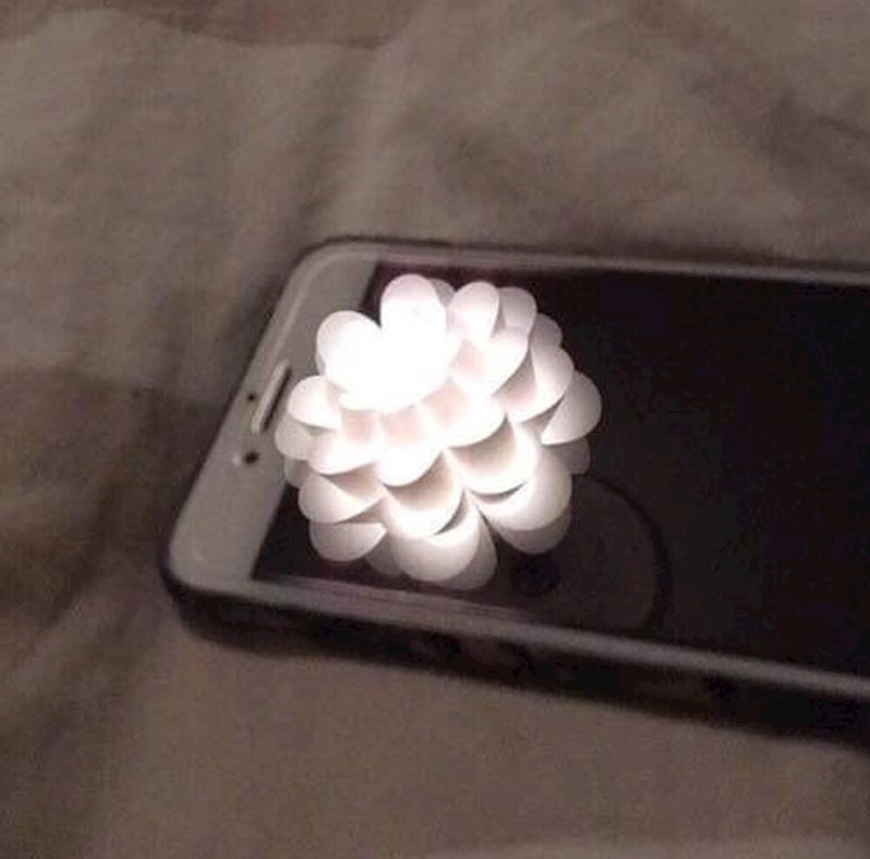 9. Refleksija lustera na ekranu mobitela izgleda 3D