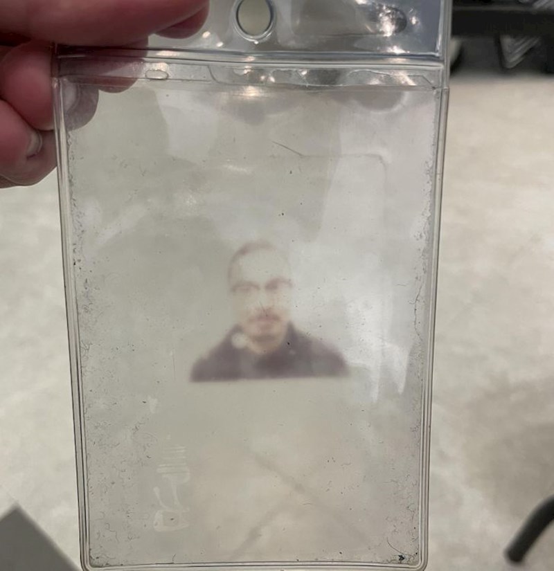 6. Toliko je dugo držao iskaznicu od posla u plastičnom omotu, da se njegova fotka preslikala na njega. Sad izgleda kao duh.😂